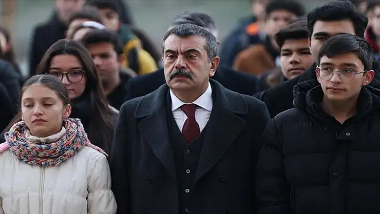 Okullar, haftaya şehitlere saygı duruşuyla başladı