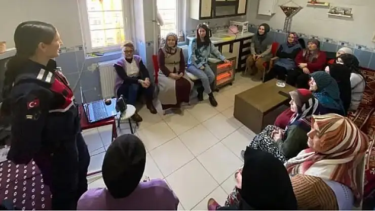 Jandarma kadınların yanında