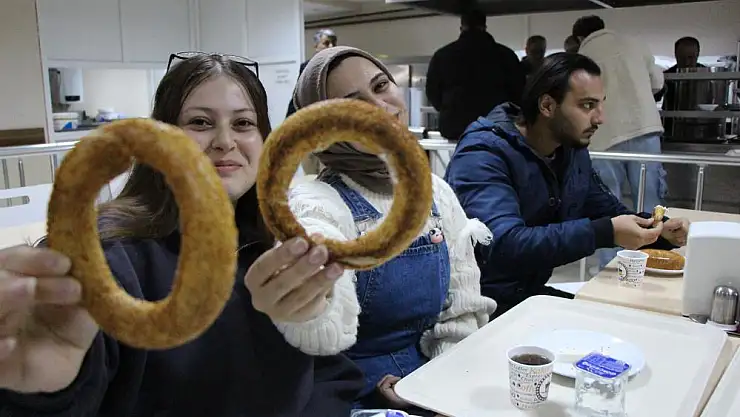 Sınavlara çalışan öğrencilere çay-simit ikramı