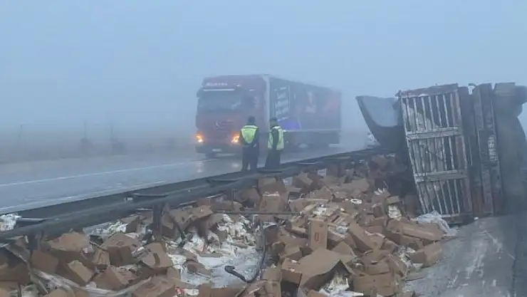 Toz şeker yüklü tır devrildi