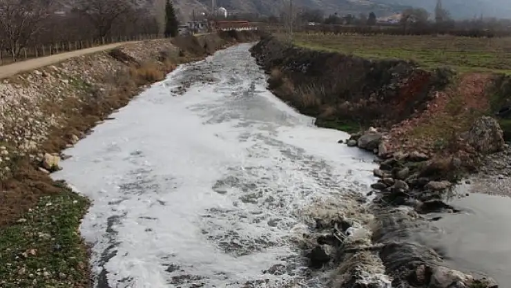 Su değil köpük akıyor