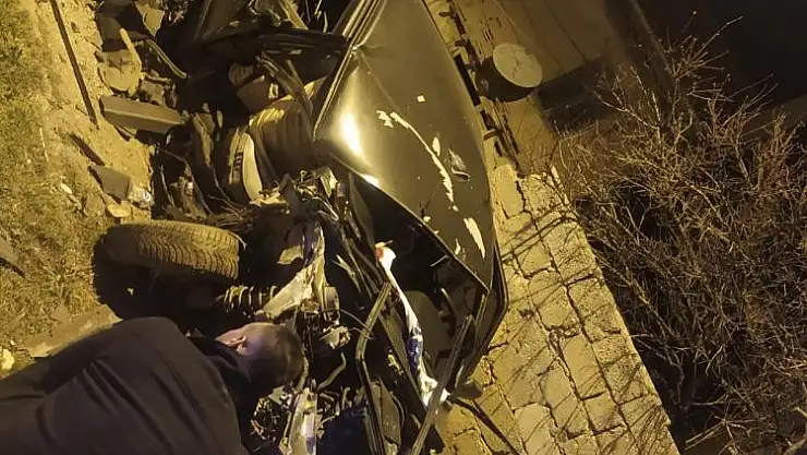 Otomobil hurdaya döndü