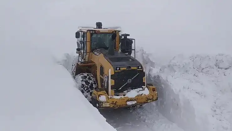 2 metreyi bulan karda zorlu çalışma