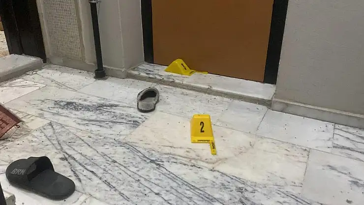 Açmadığı kapıya kurşun yağdırdı