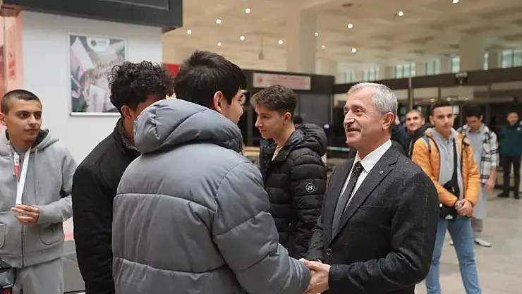 UMRE DÖNÜŞÜ COŞKULU KARŞILAMA