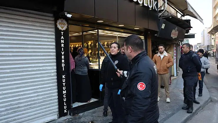 Hırsızları işyerine kilitledi