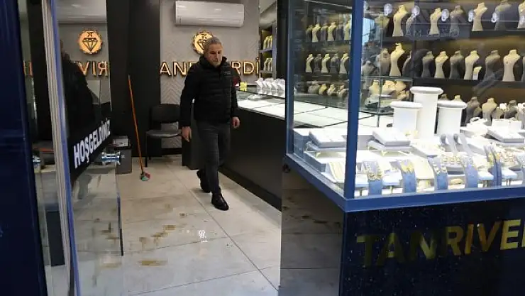 Kadın hırsızları iş yerine kilitleyip yakalattı