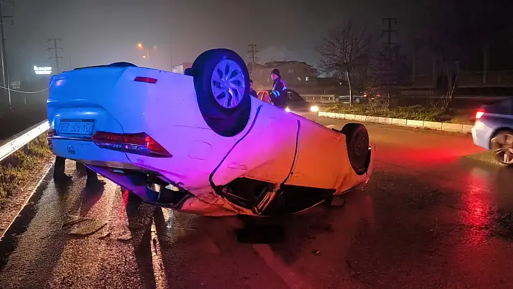 DEVRİLEN OTOMOBİLDEKİ 3 KİŞİ YARALANDI