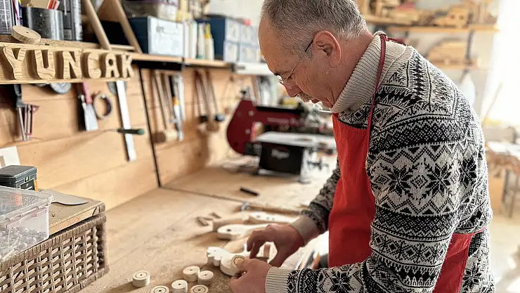 AHŞAPTAN OYUNCAKLAR YAPARAK KAZANÇ SAĞLIYOR