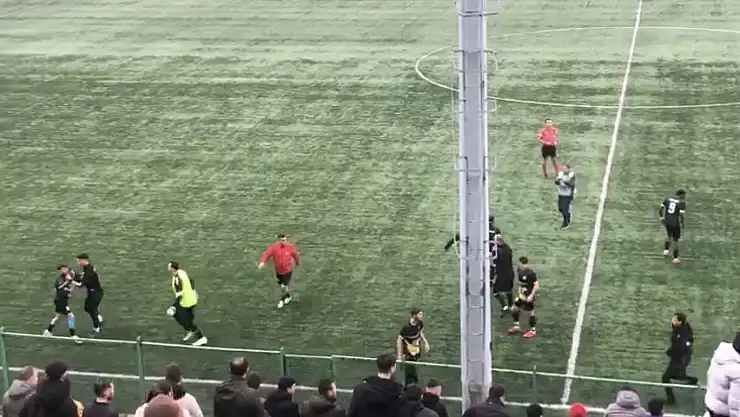 maçı bırakıp kavgaya tutuştu