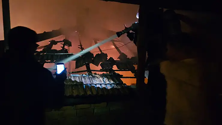 EVİN ÇATISINDAN YANGIN ÇIKTI