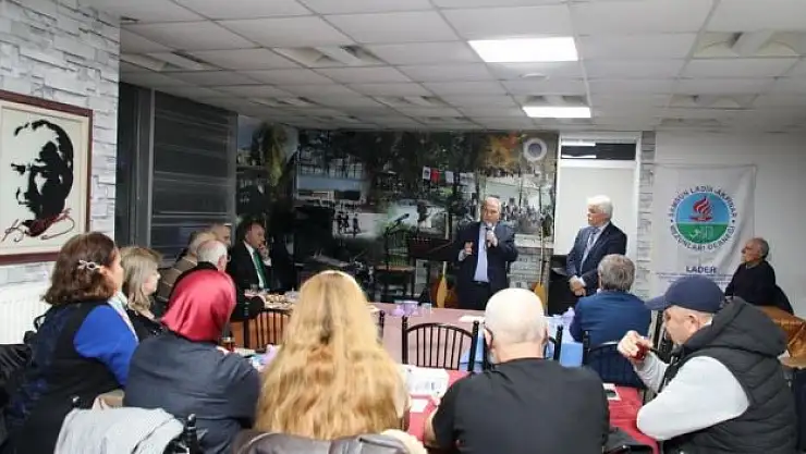 'Adaylarının vaatlerine değil, geçmişte yaptıklarına odaklanın'