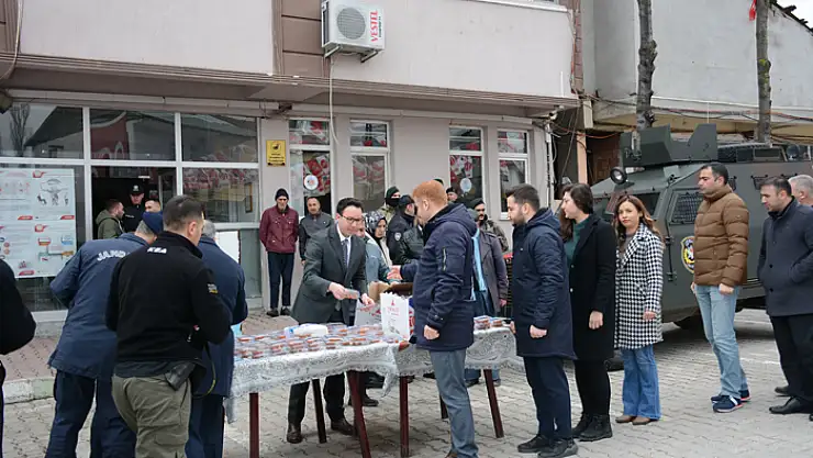 Kaymakam Yüksel lokma dağıttı