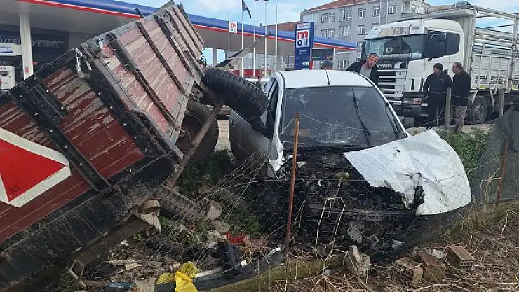 İki Otomobil Çarpıştı