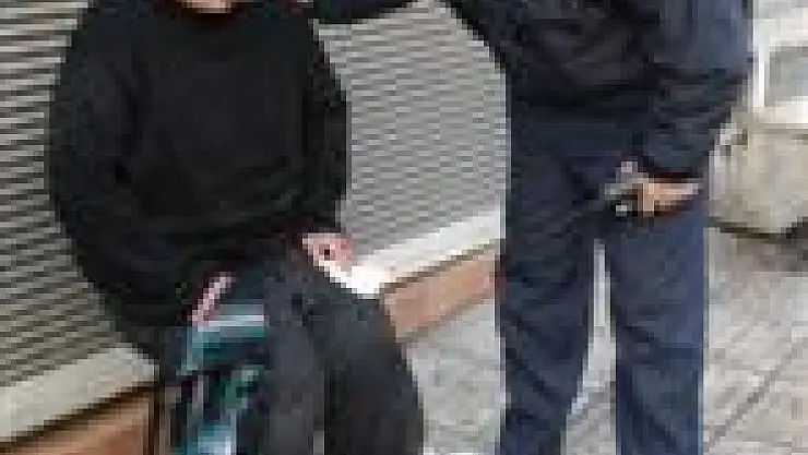Polis Sokakta Bulduğu Kadına Sahip Çıktı