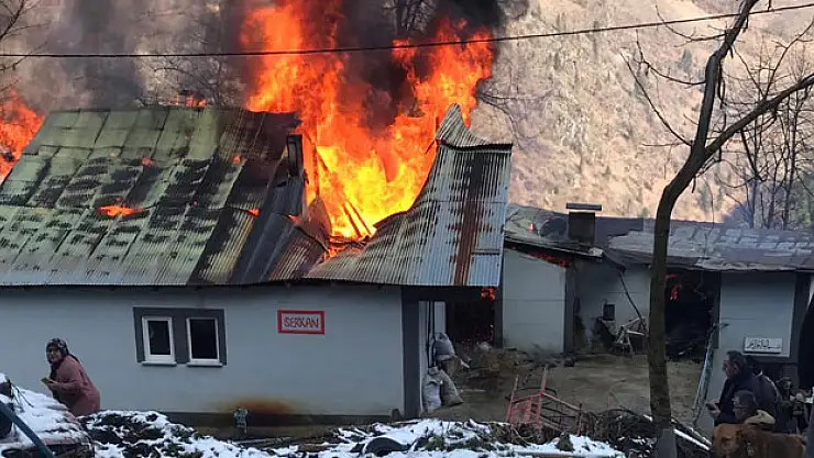 ÇATI KATINDA YANGIN ÇIKTI