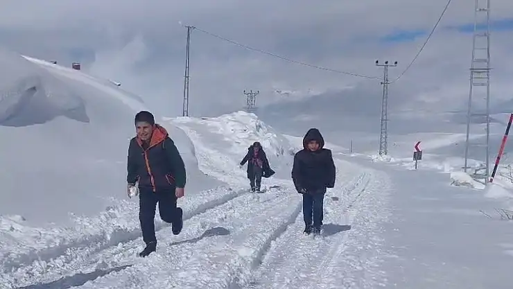 2 bin 400 rakımda vatandaşı esir aldı