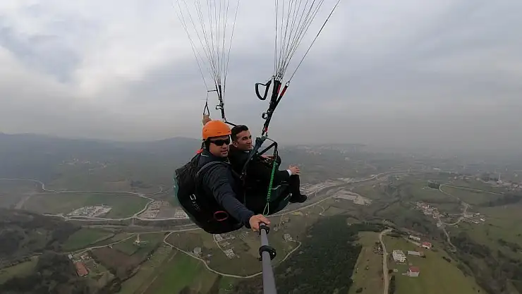 paraşütle uçarak anlattı