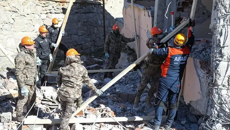 Hakkari'de öncelikli gündem 'Deprem'