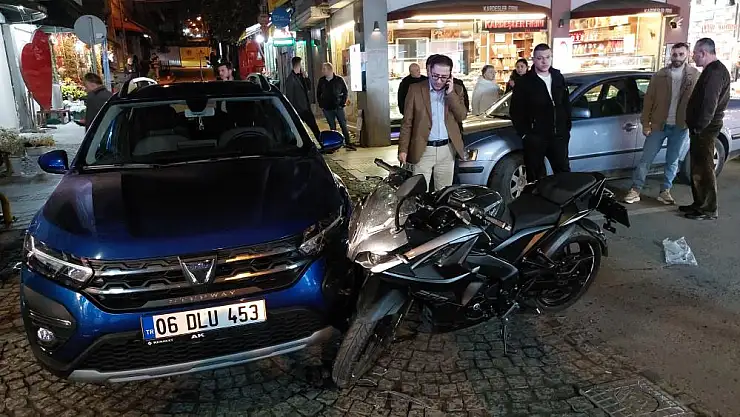OTOMOBİL MOTOSİKLET ÇARPTI