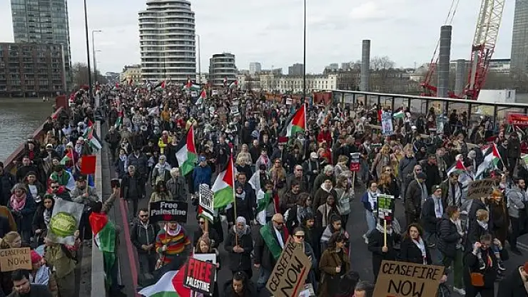 Londra, sokağa döküldü