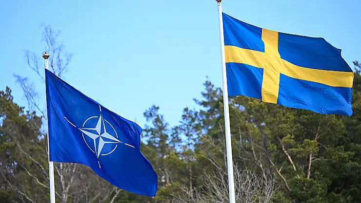 İsveç Bayrağı Göndere Çekildi