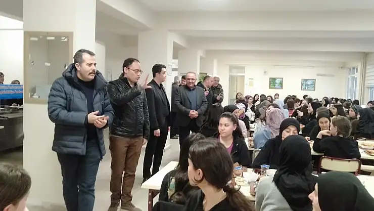 Protokolü iftarını öğrencilerle açtı
