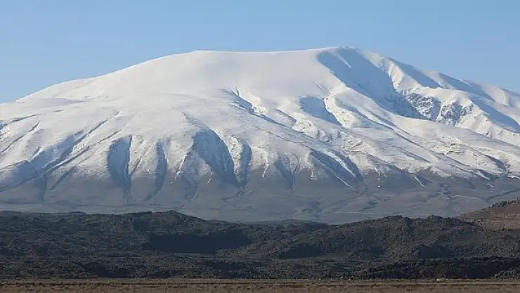Ağrı Dağı kar yağışıyla yeniden beyaza büründü