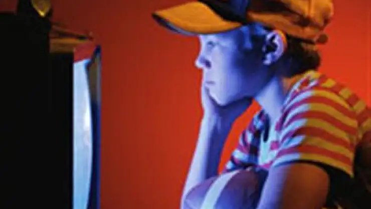 Üzerine TV düşen çocuk ağır yaralandı