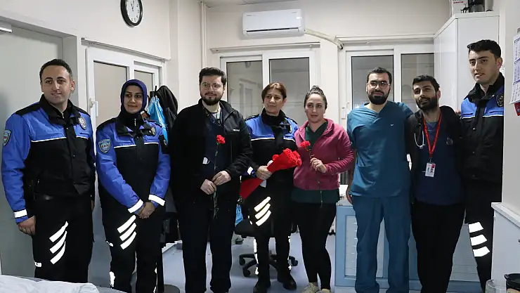 Polisler, sağlık çalışanlarının bayramını kutladı
