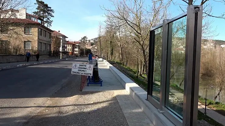 Sele karşı camdan duvar