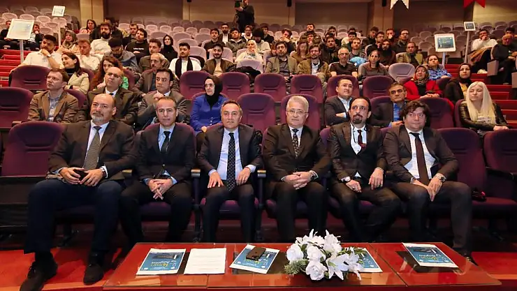 Tıp Bayramı programında salon boş kaldı