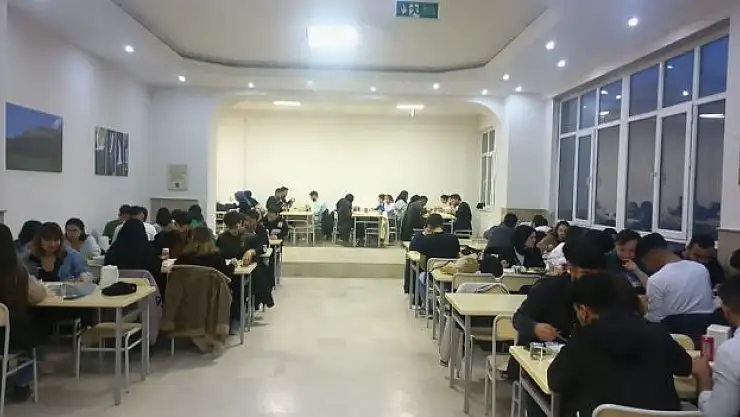 Üniversiteliler iftarda buluştu