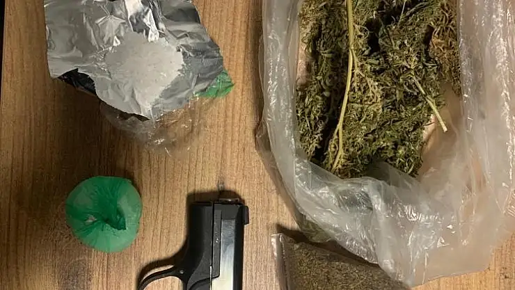 Ruhsatsız tabanca ve uyuşturucu ele geçirildi