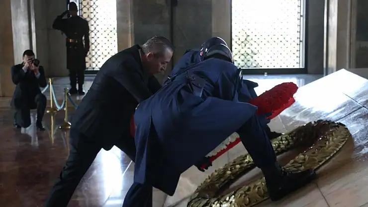 Gençlerbirliği Başkanı Anıtkabir'i Ziyaret Etti