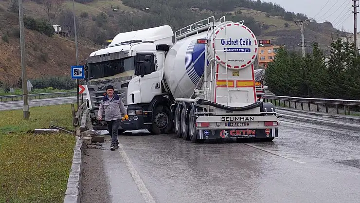 TANKER İLE OTOMOBİL ÇARPIŞTI