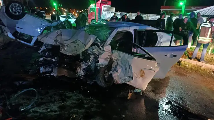 Refüjü aşan otomobil karşı şeritteki araca çarptı