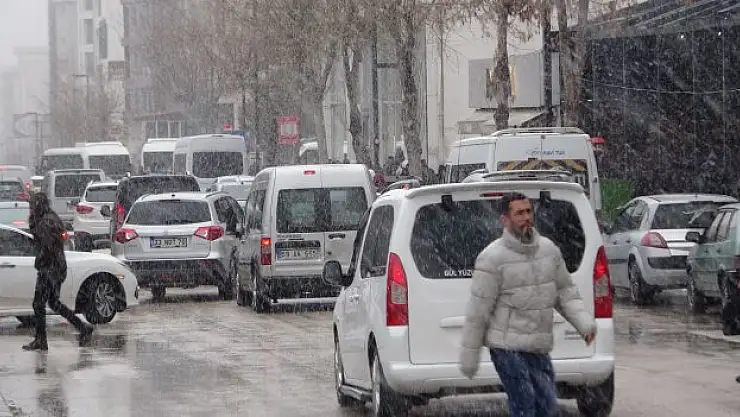Van'da kar yağışı olumsuz etkiledi