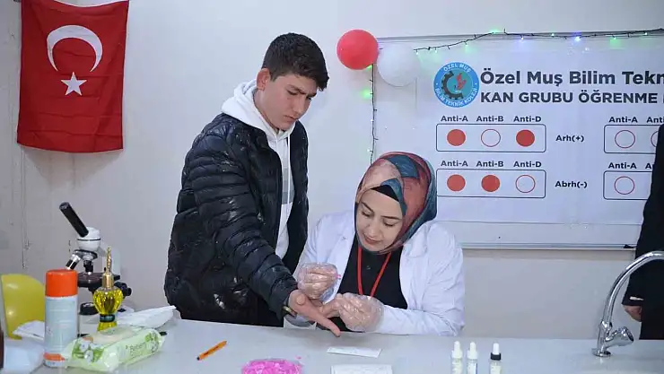 Kimya Öğretmeni Deney İle Kan Grubunu Buluyor