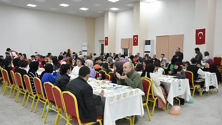 Dünya Yetimler Günü'nde iftar programı düzenlendi