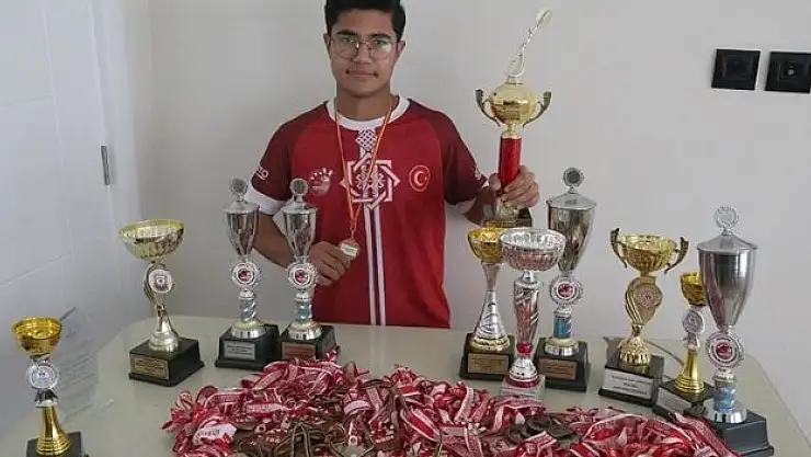 Şanlıurfalı milli dartçı, 7 yılda 75 madalya kazandı