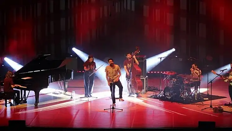 Portekizli şarkıcı CRR'de konser verdi