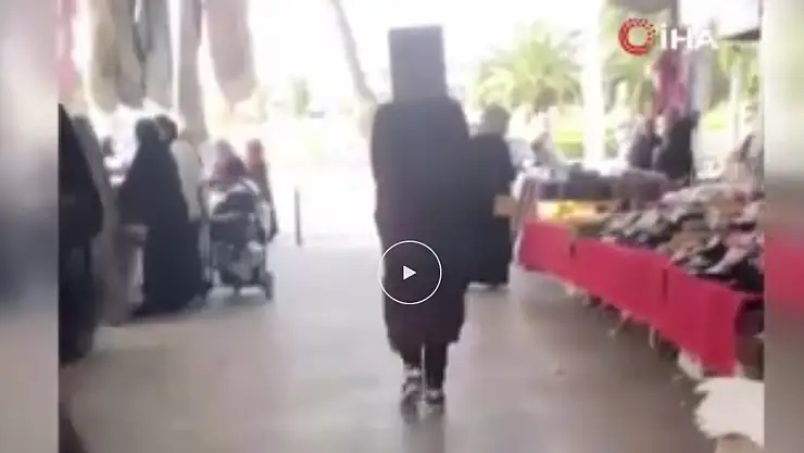 Kafasında karton kutuyla gezen kadın dikkat çekti