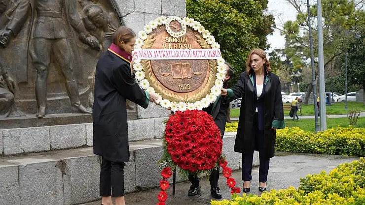 Avukatlar Günü kapsamında avukatlar Atatürk Anıtı önünde tören düzenledi