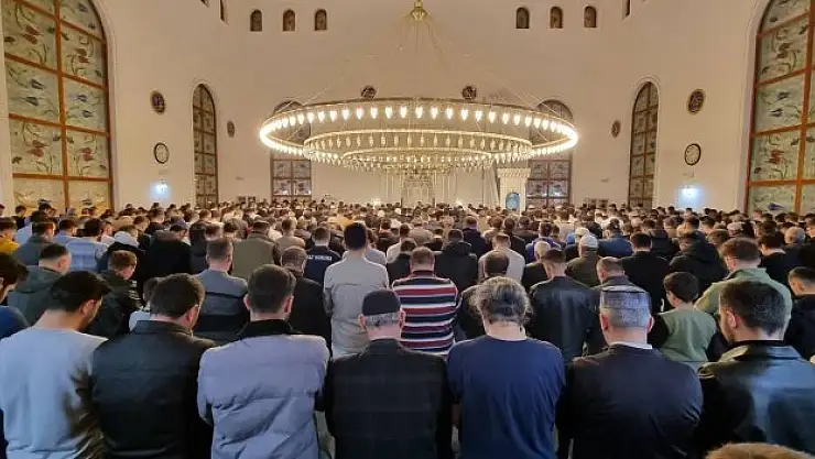 Baybur'ta camiler doldu