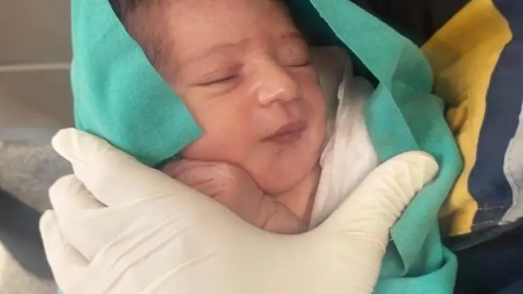 Cami avlusunda terk edildi