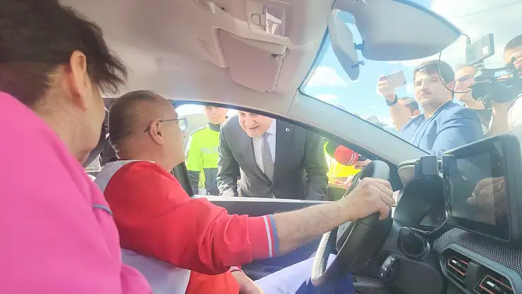 Uygulamaya katılan vali sürücüleri uyardı