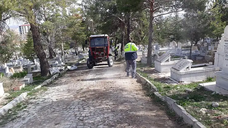 Belediyeden mezarlıkta bayram temizliği