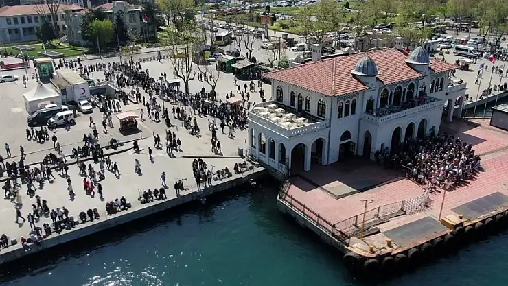 İstanbul'da Adalar İskelesi'nde bayram yoğunluğu