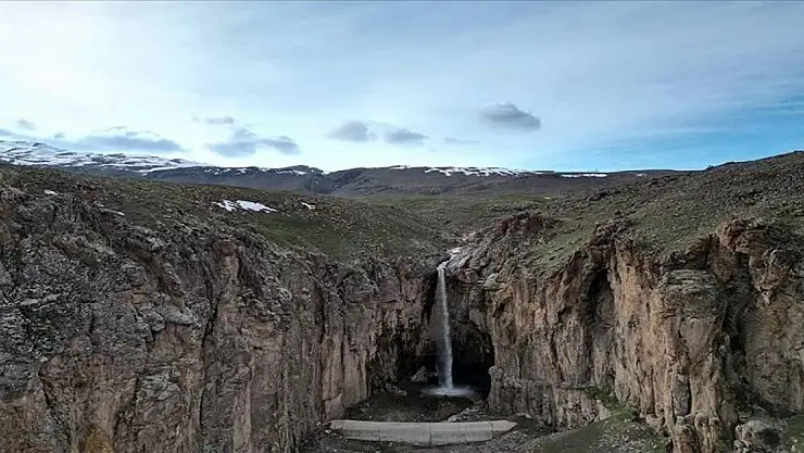 Van'daki Yaşar Kemal Şelalesi yeniden akmaya başladı